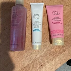 Mary Kay Satin Hands Set - Pink and White